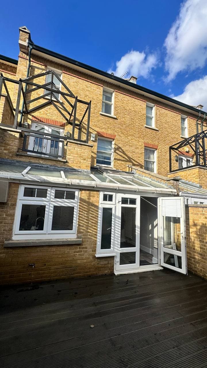 Rear extension structure and glazing