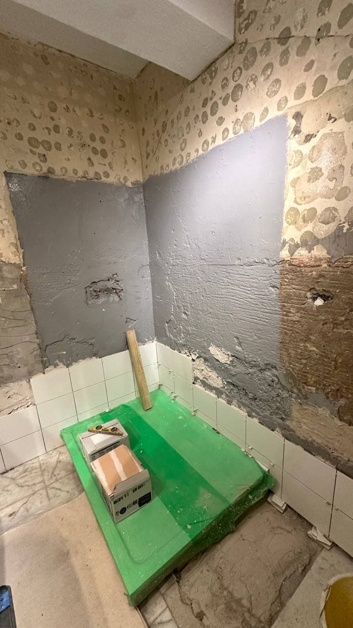 WC alcove tiled around concealed Geberit installation